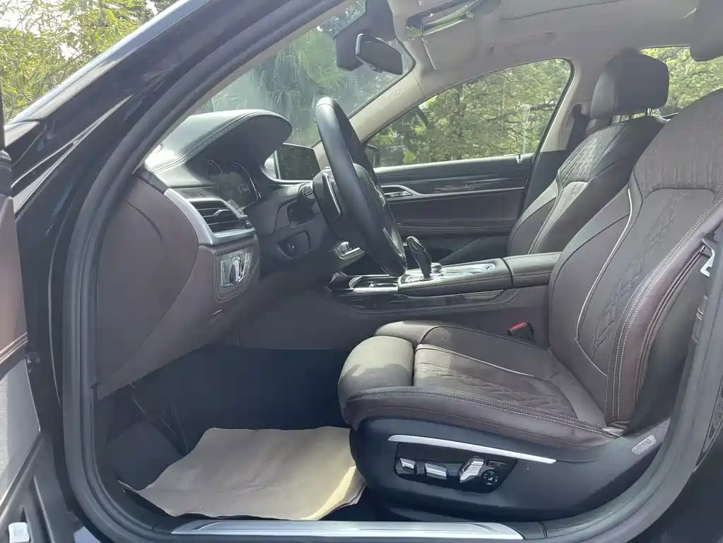 BMW 7 Series — миниатюра 10