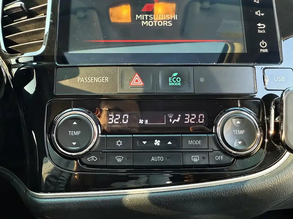 MITSUBISHI OUTLANDER