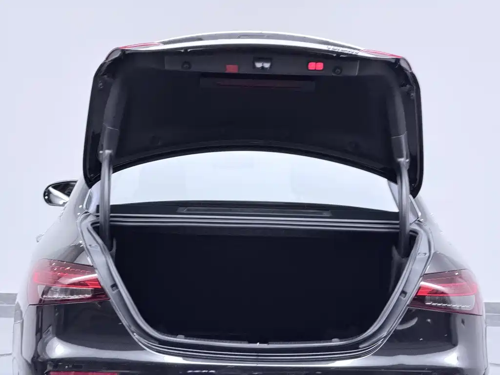 Mercedes-Benz E-Class — миниатюра 13