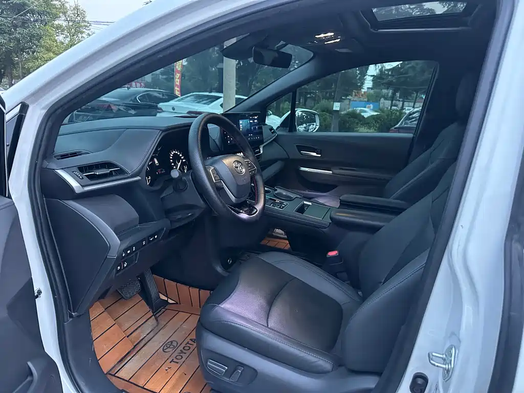 Toyota Sienna — миниатюра 4