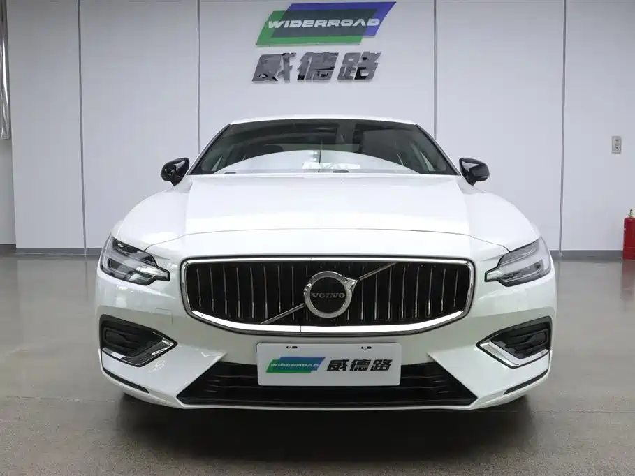 Volvo S60 2025 B4 Luxury