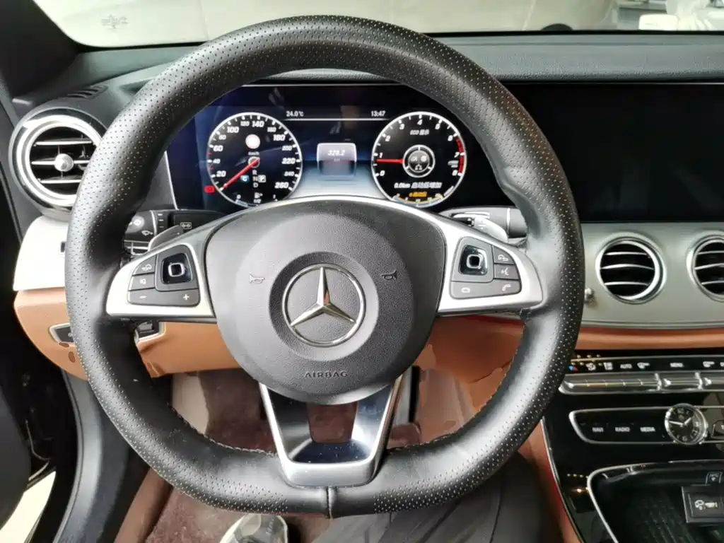 Mercedes-Benz E-Class — миниатюра 11