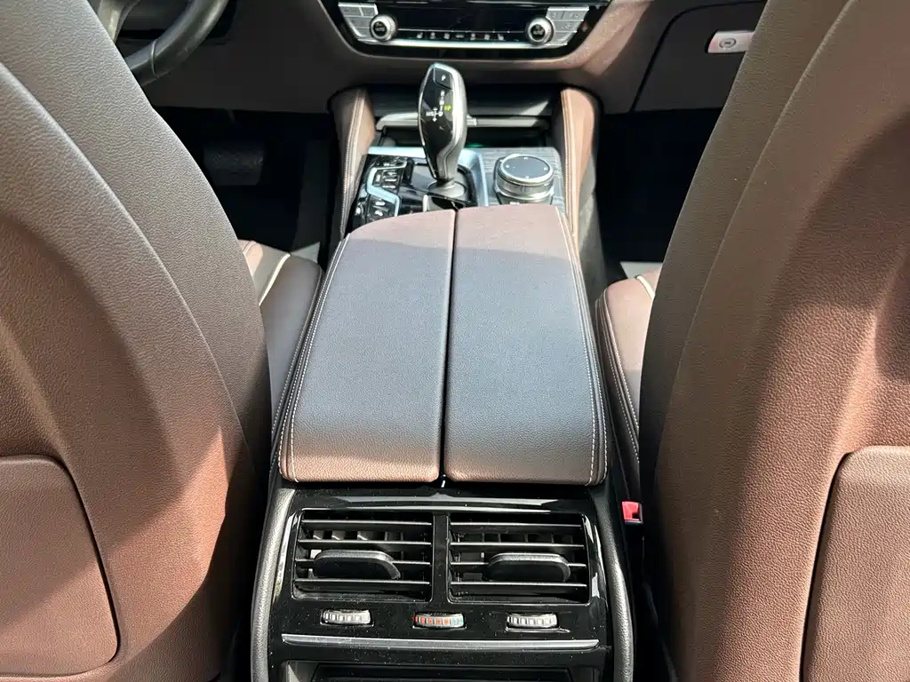 BMW 5 Series New Energy — миниатюра 10