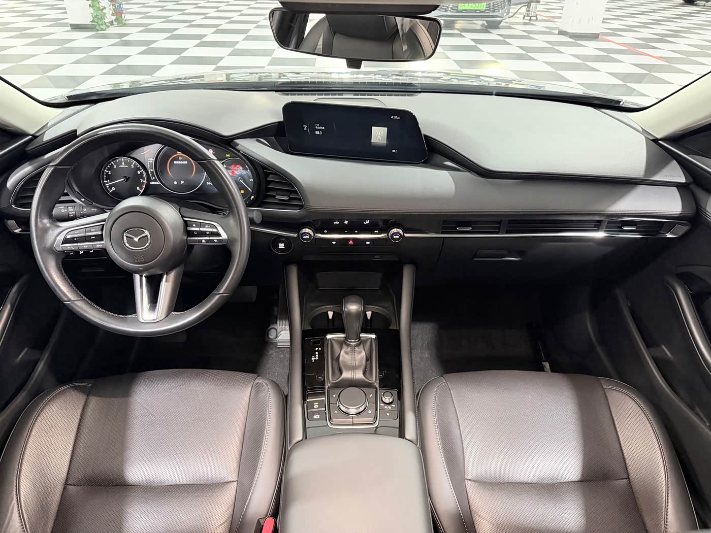 Mazda Mazda3 Axela 2.0 л 2023 г. Серебристо-серый, пробег 44000 км