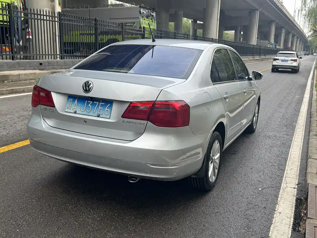 Volkswagen Jetta 2013 1.6L MT Luxury
