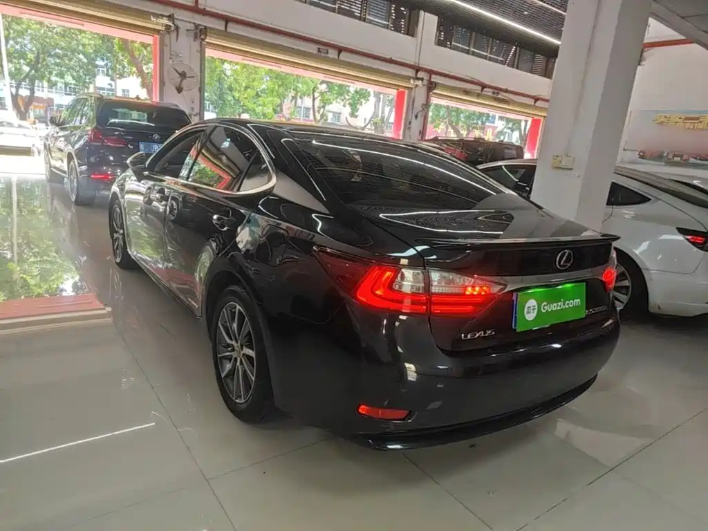 Lexus ES 2017 300h Mark Levinson Comfort