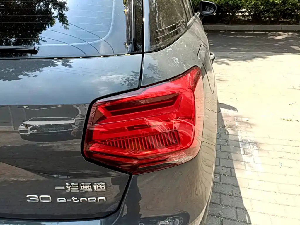 Audi Q2L e-tron — миниатюра 8