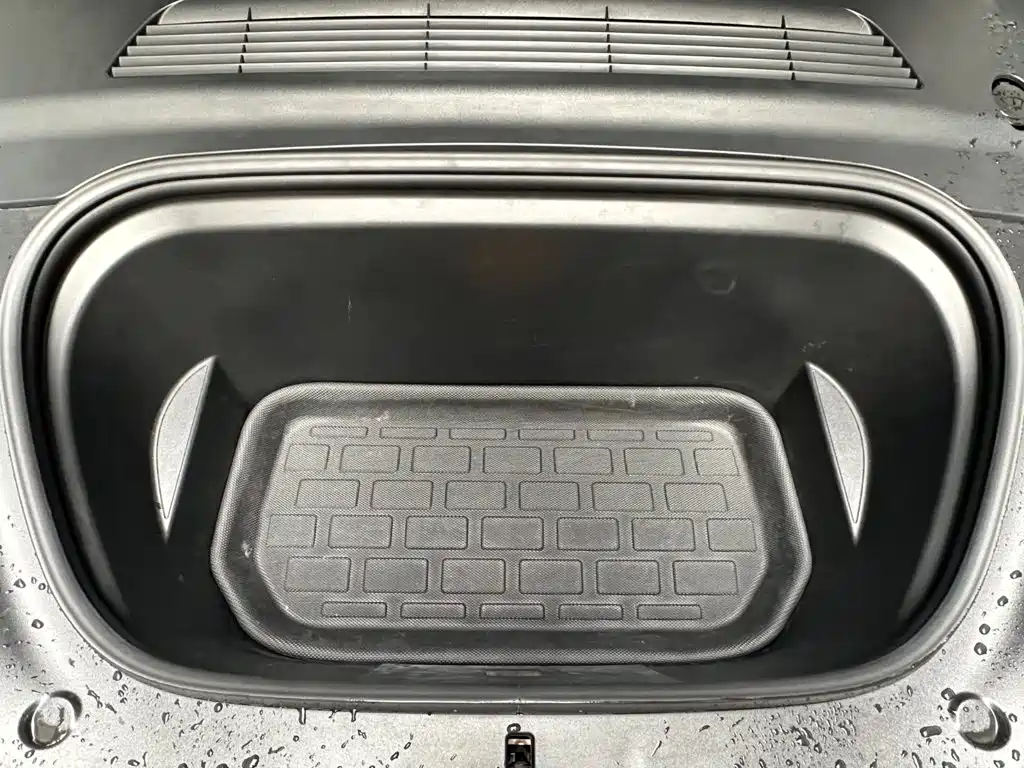 Tesla Model Y — миниатюра 7
