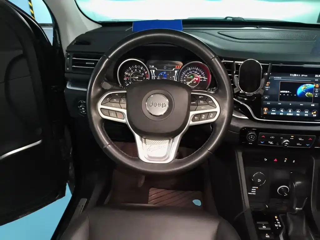Jeep Grand Commander — миниатюра 11