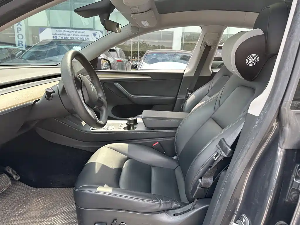 Tesla Model Y — миниатюра 6