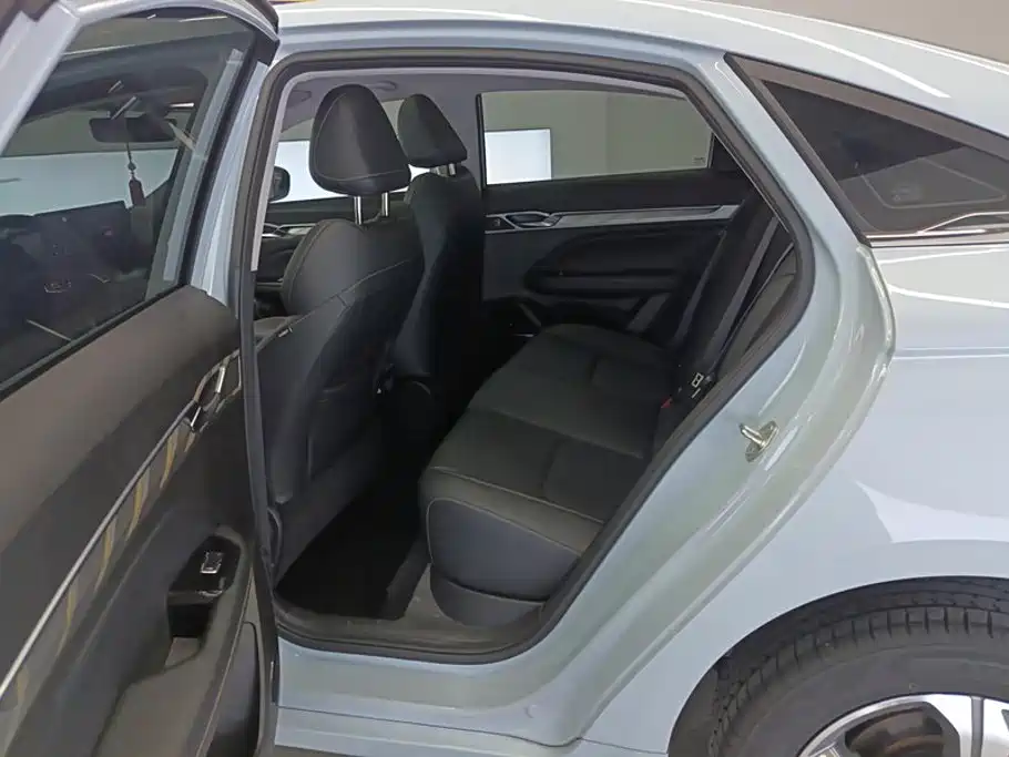 Geely L HiP — миниатюра 11