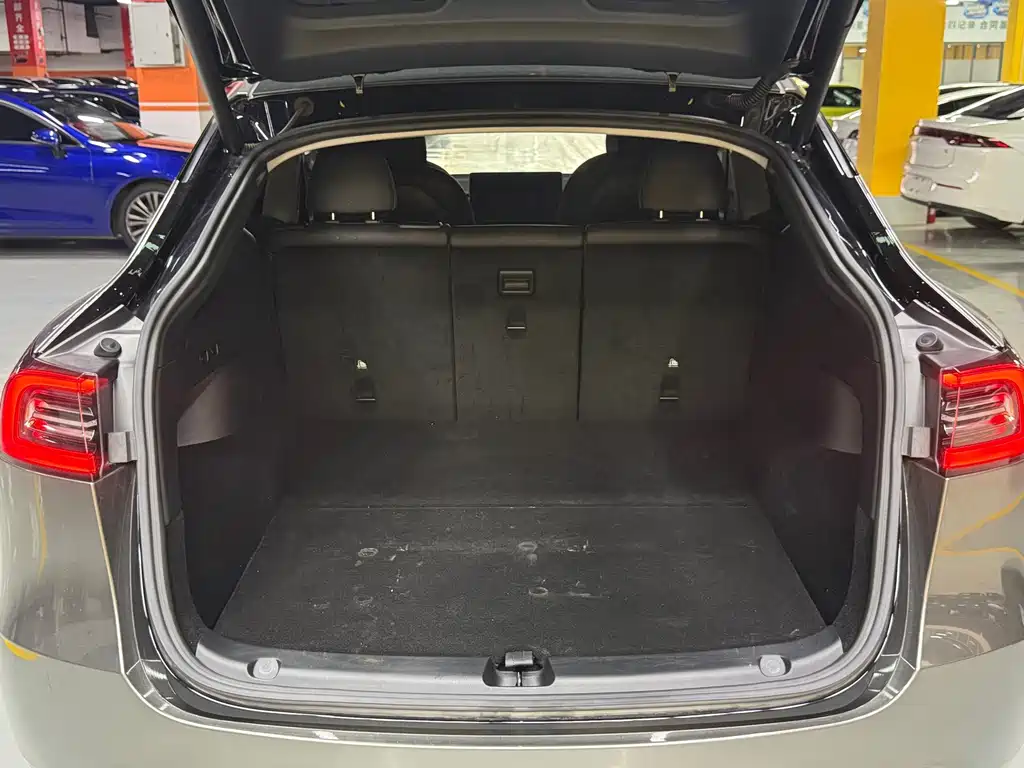 Tesla Model Y — миниатюра 24