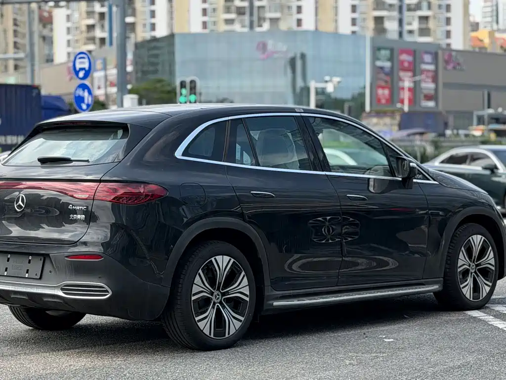 Mercedes-Benz EQE SUV — миниатюра 8