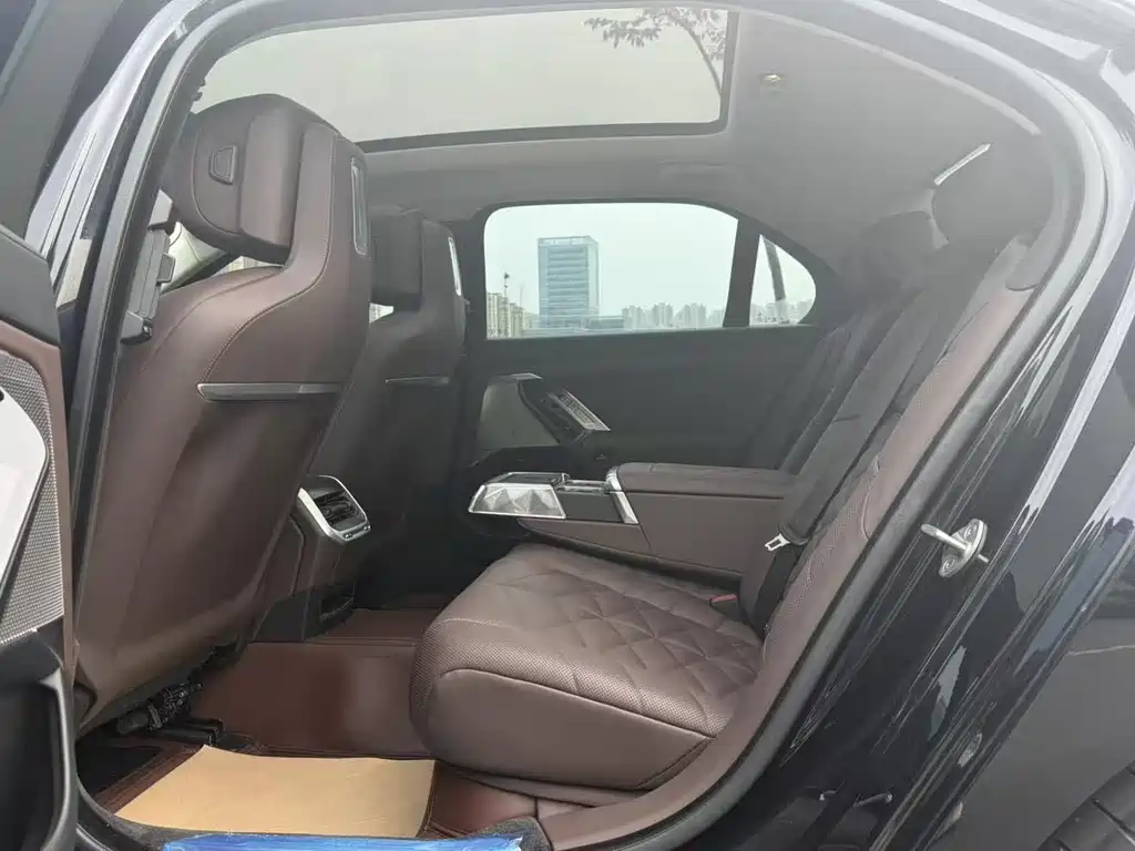 BMW 7 Series — миниатюра 13