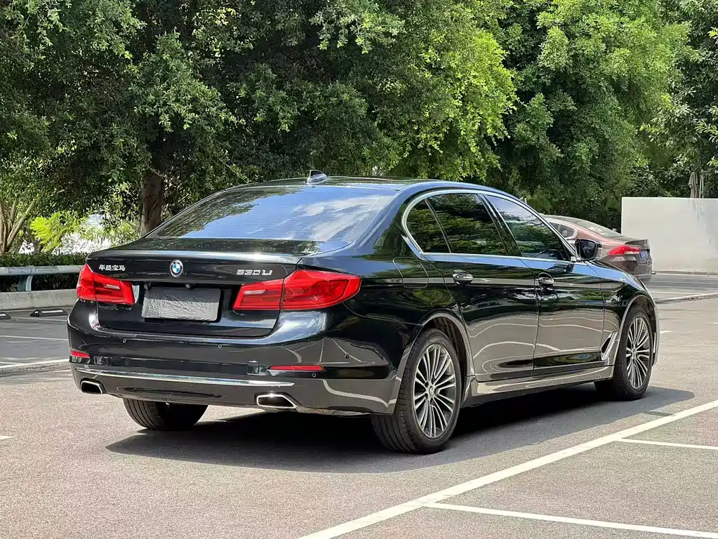 BMW 5 Series — миниатюра 9