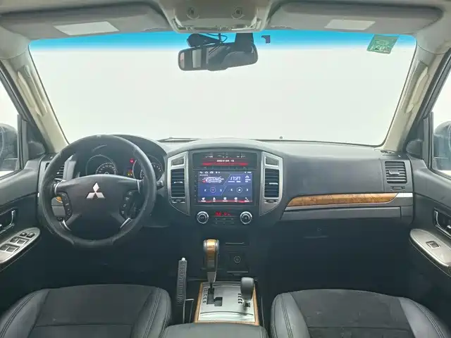 Mitsubishi Pajero (Import) — миниатюра 6