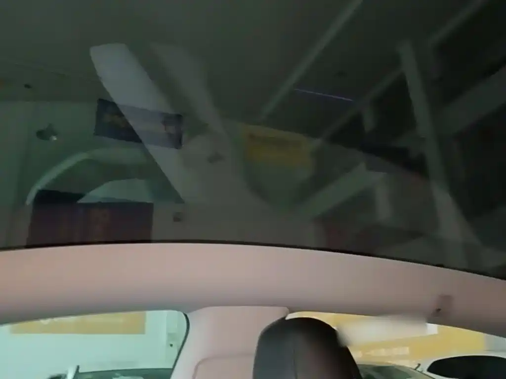 Tesla Model Y — миниатюра 18