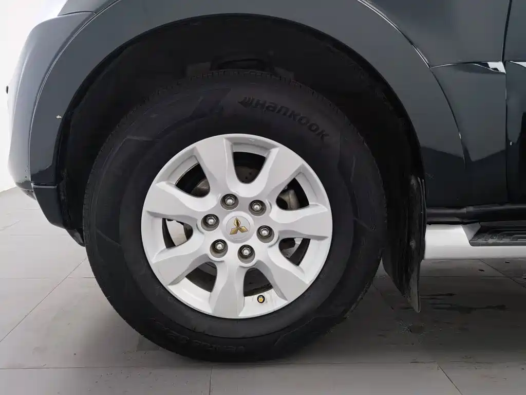 Mitsubishi Pajero (Import) — миниатюра 17