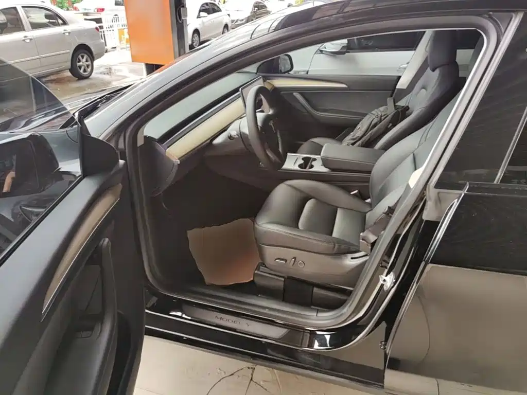 Tesla Model Y — миниатюра 16
