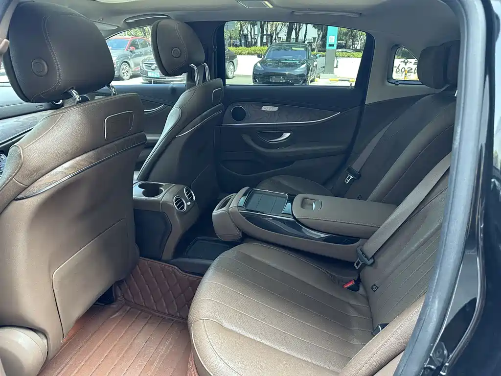 Mercedes-Benz E-Class — миниатюра 6