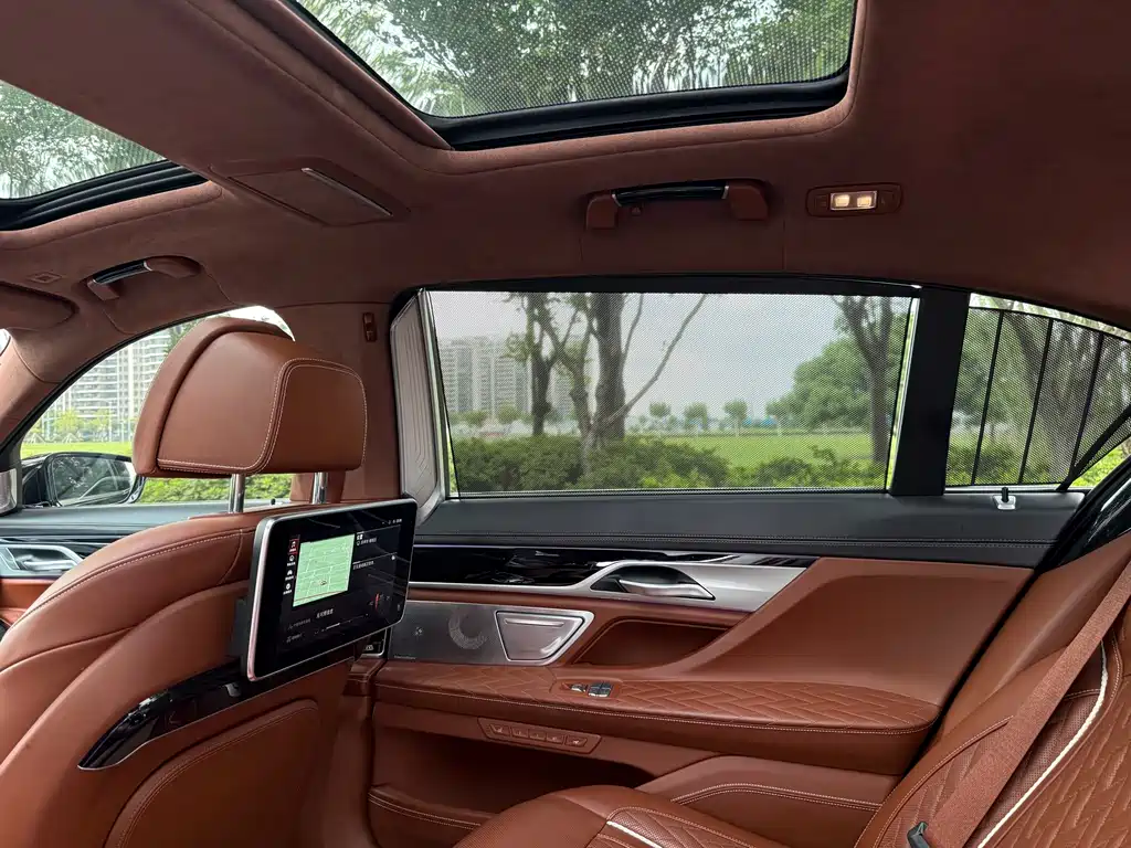 BMW 7 Series — миниатюра 10
