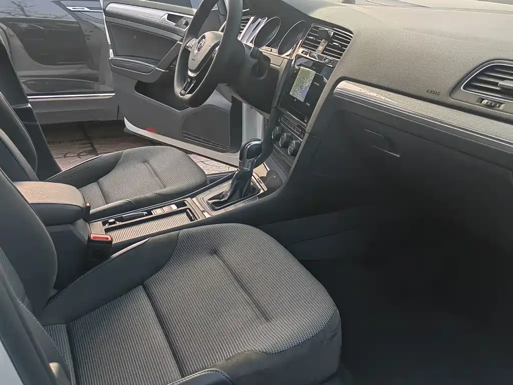Volkswagen Golf EV — миниатюра 11