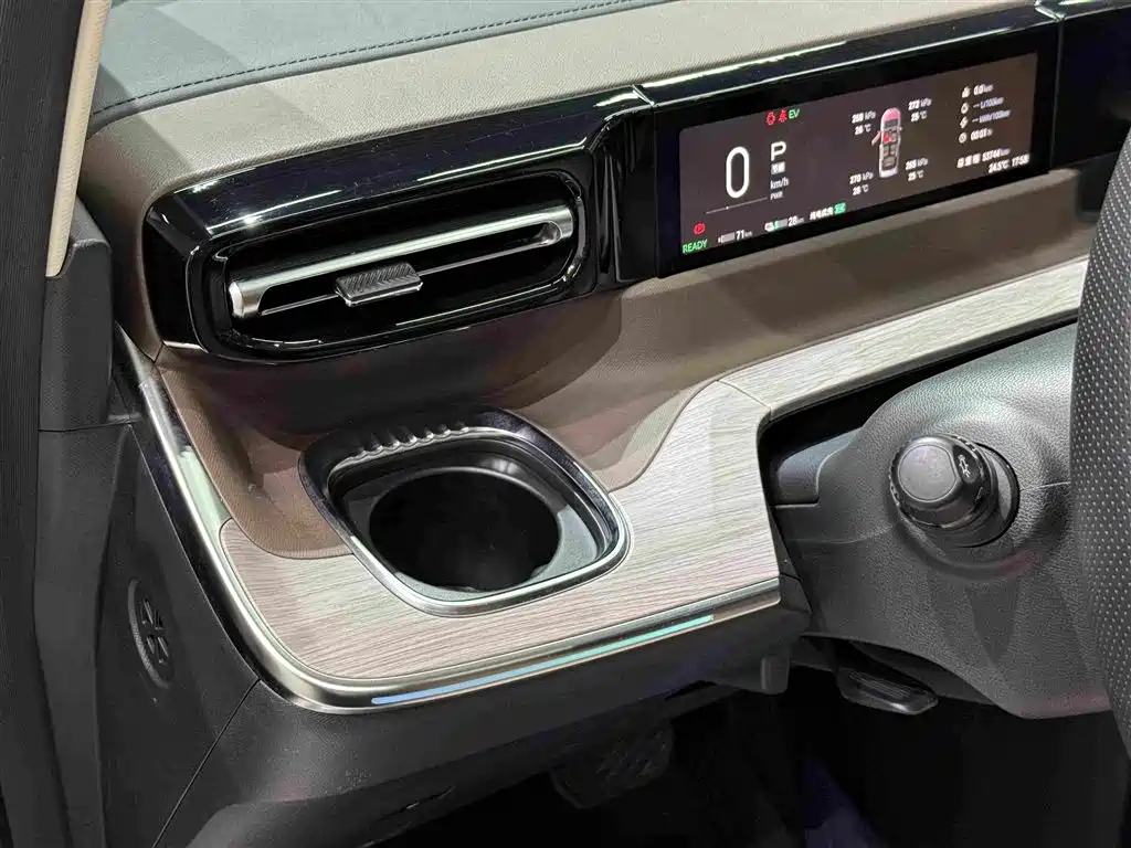 GAC Motor Trumpchi E8 PHEV — миниатюра 16