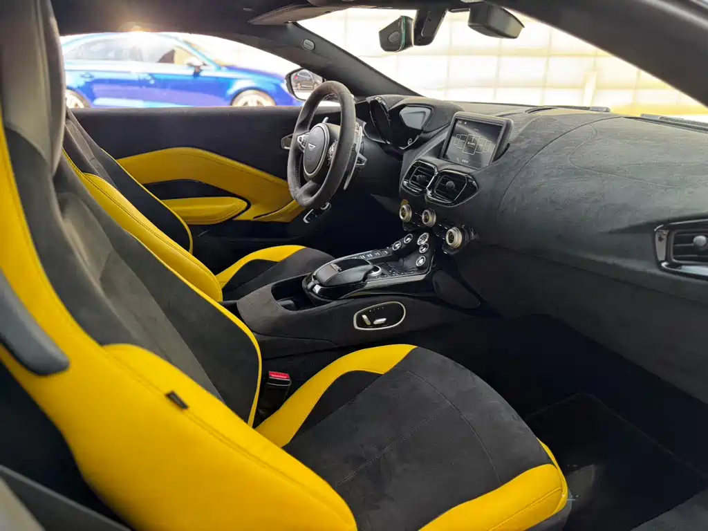 ASTON MARTIN V8 VANTAGE