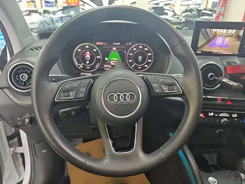 Audi Q2L e-tron — миниатюра 11