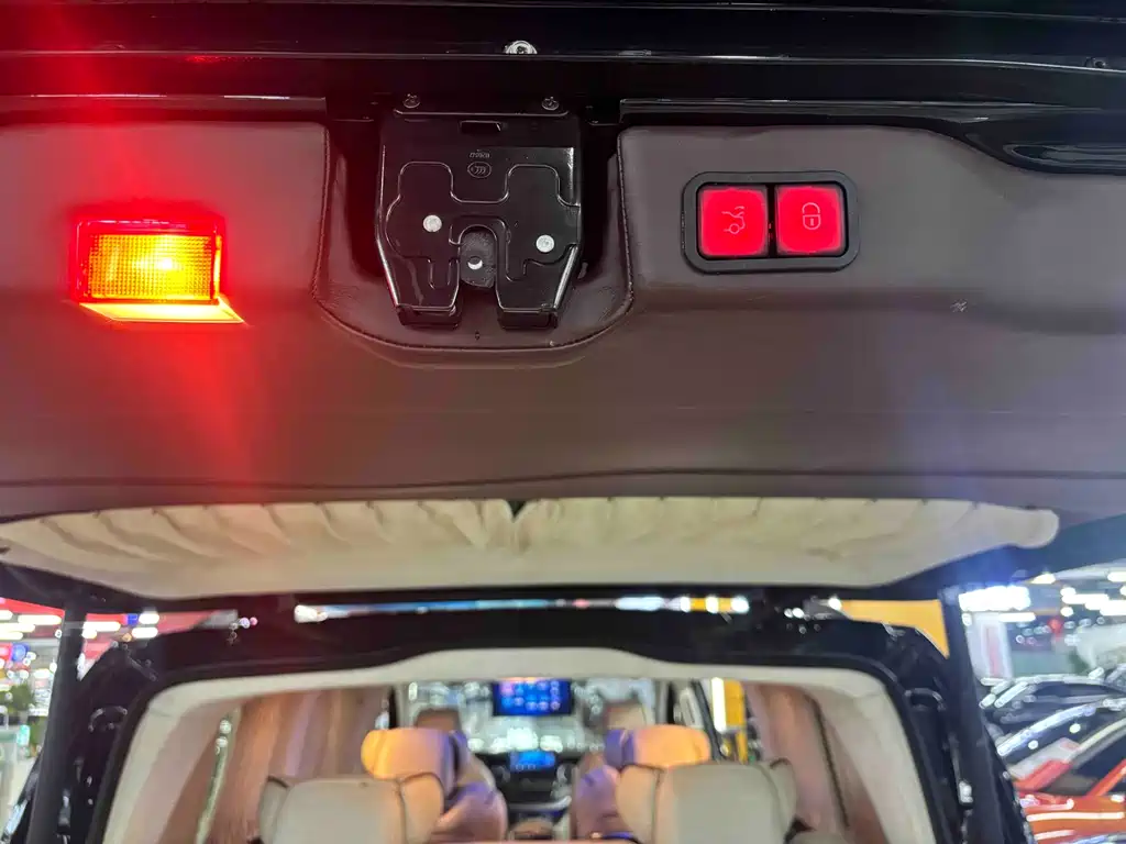 Mercedes-Benz Vito 2023 2.0T Elite 7 мест