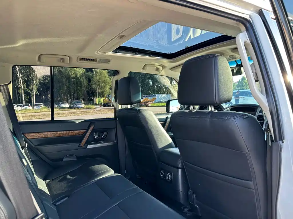 Mitsubishi Pajero (Import) — миниатюра 20