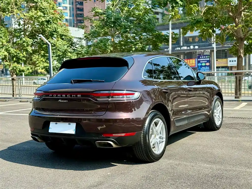 PORSCHE MACAN