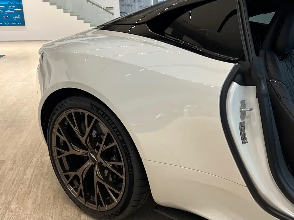Aston Martin DB12 — миниатюра 11