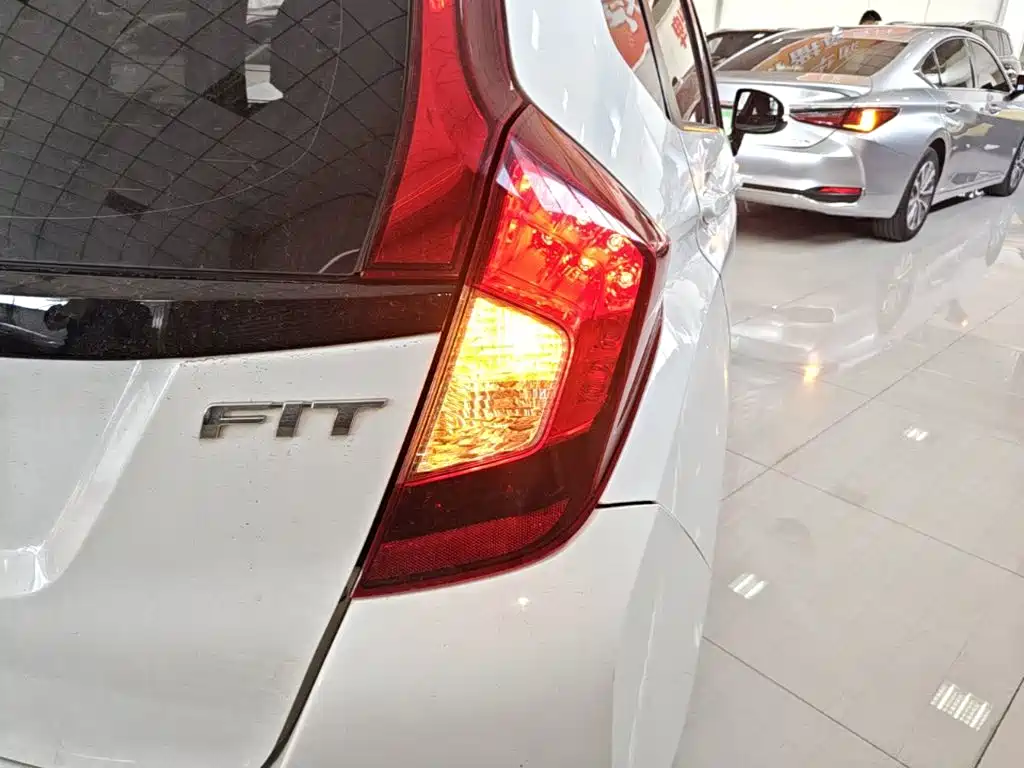 Honda Fit — миниатюра 8