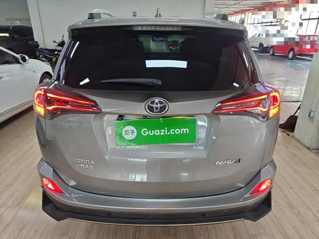 Toyota RAV4 — миниатюра 6