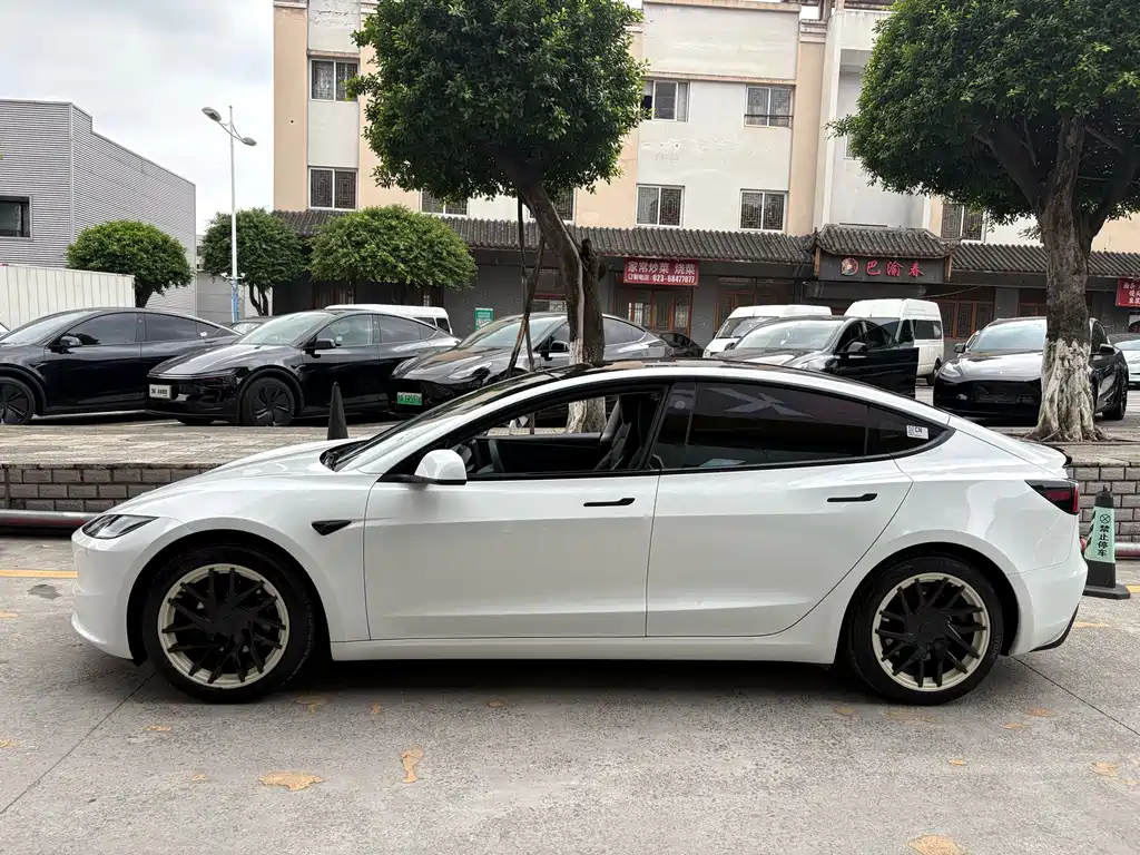 Tesla Model 3 — миниатюра 5