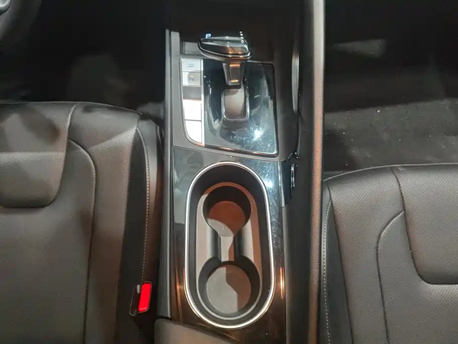 Hyundai Elantra - фото 16