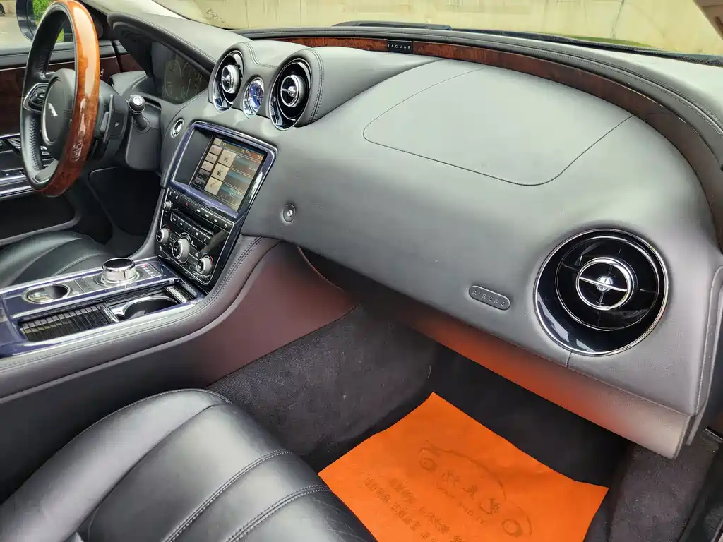 Jaguar XJ — миниатюра 11