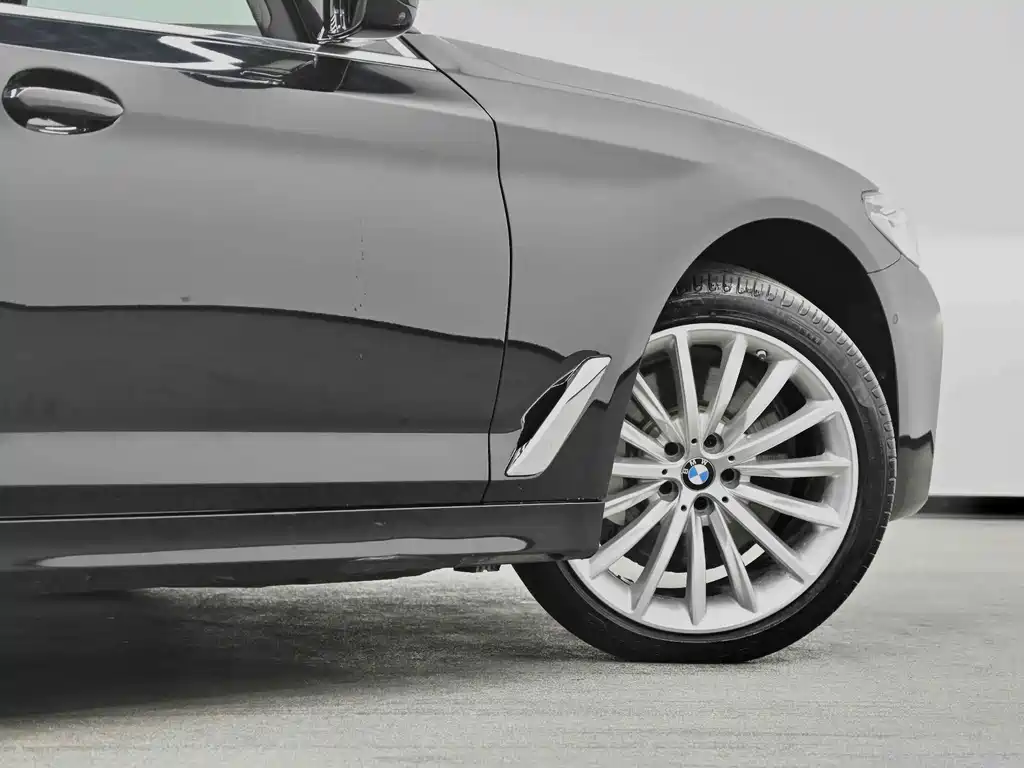 BMW 5 Series — миниатюра 17