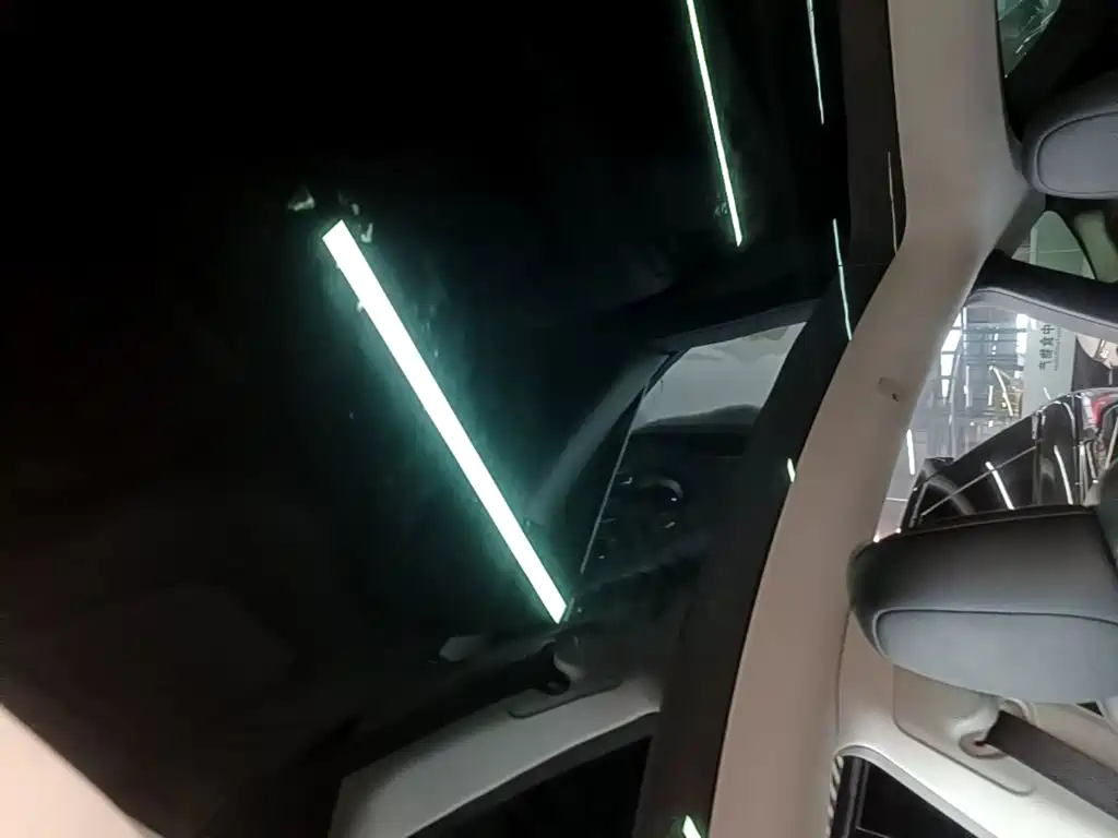 Tesla Model Y — миниатюра 18