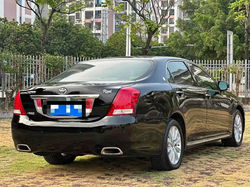 Toyota Crown — миниатюра 9