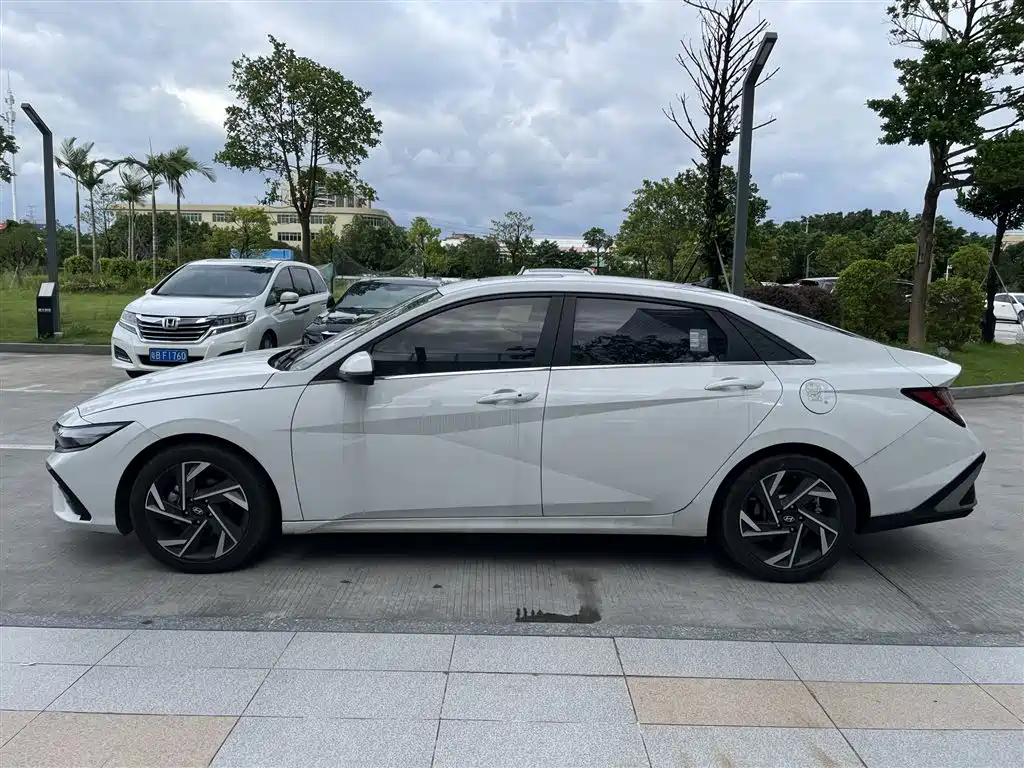 Hyundai Elantra — миниатюра 13