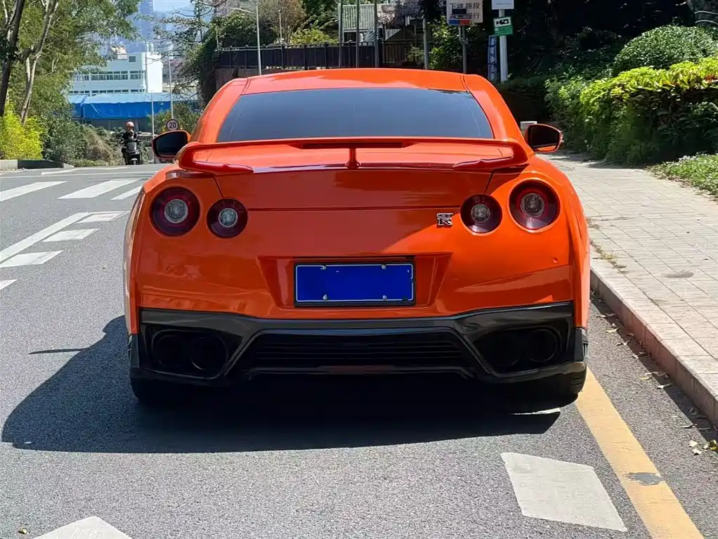 NISSAN GT R