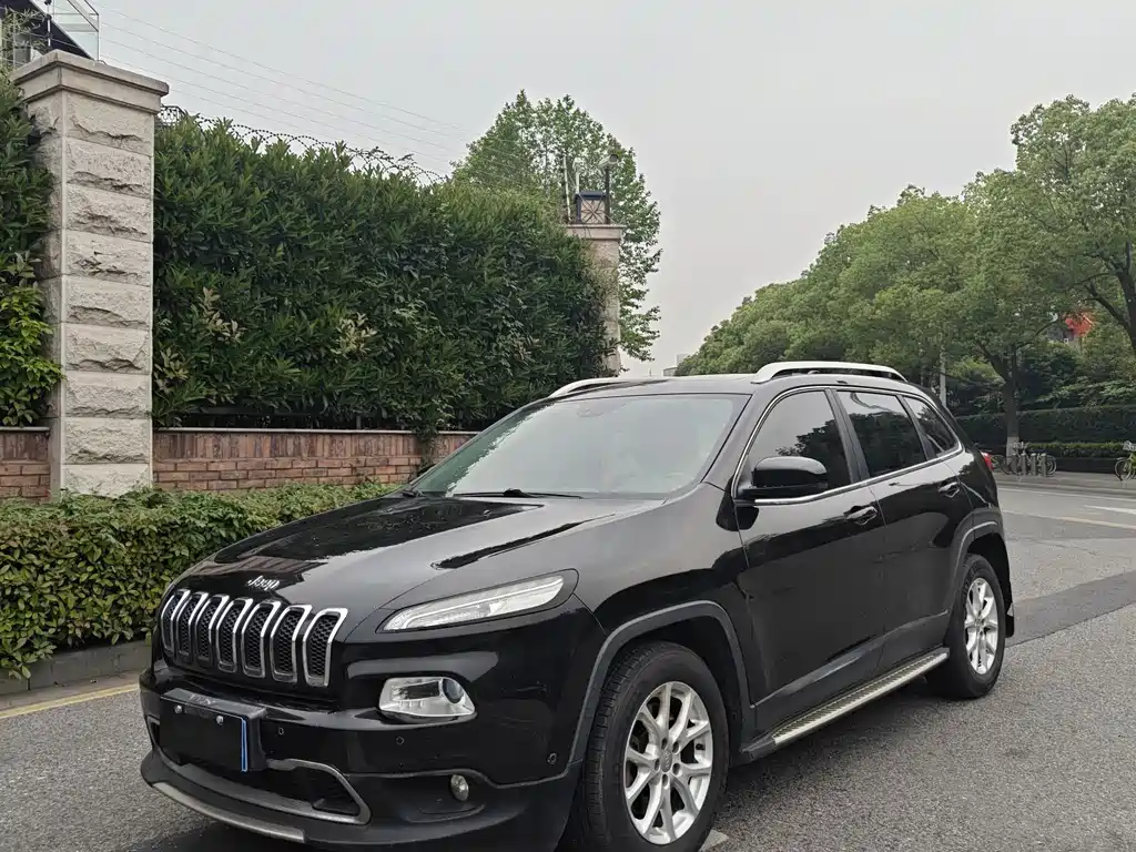 Купить Jeep Cherokee