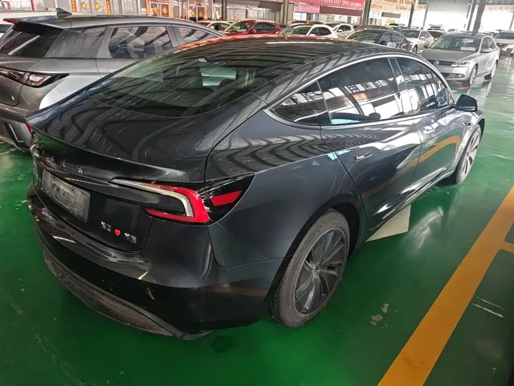 Tesla Model 3 — миниатюра 7