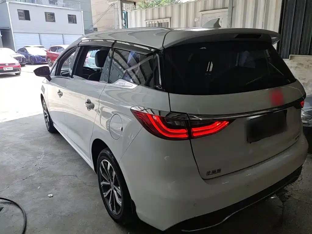 BYD MAX — миниатюра 5