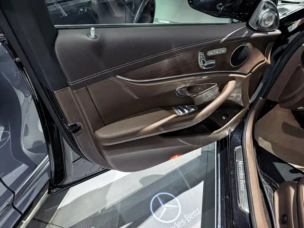 Mercedes-Benz E-Class — миниатюра 7