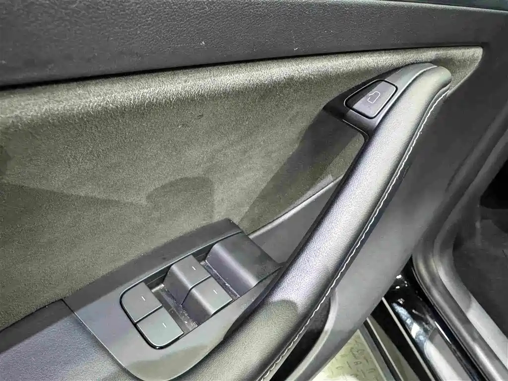 Tesla Model Y — миниатюра 20
