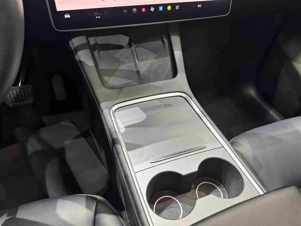 Tesla Model Y — миниатюра 16