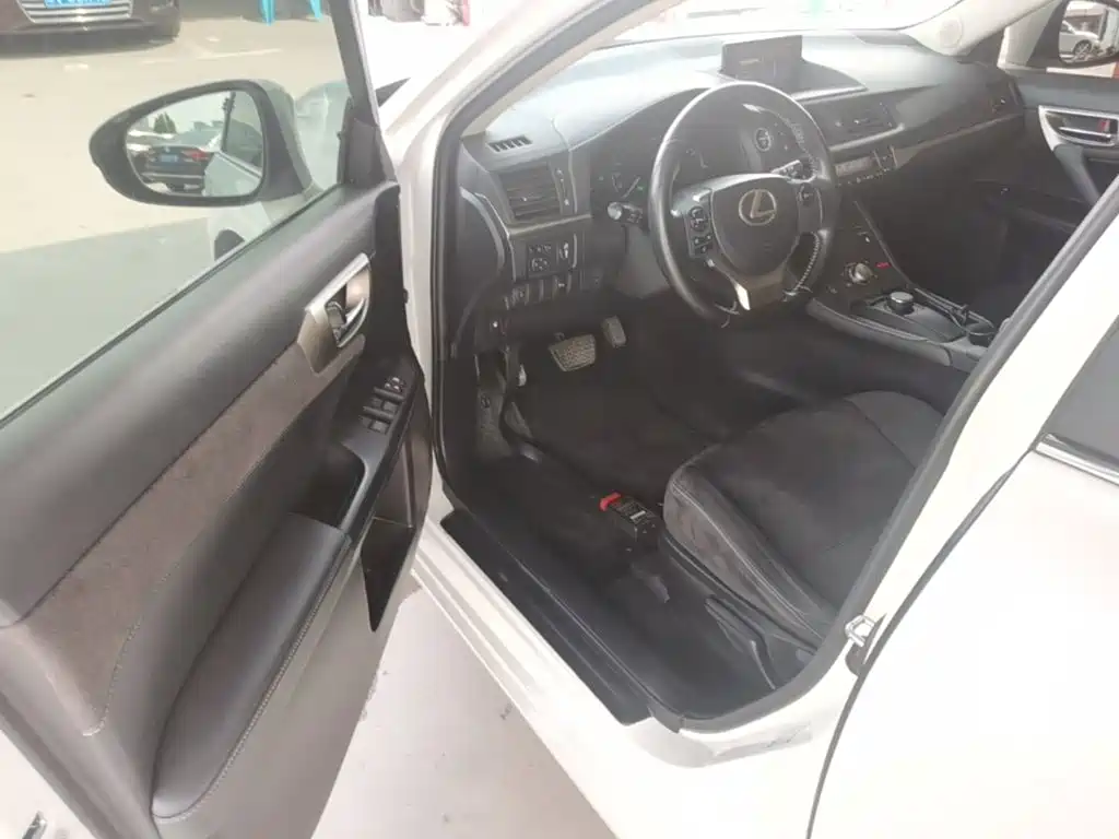 Lexus CT — миниатюра 16